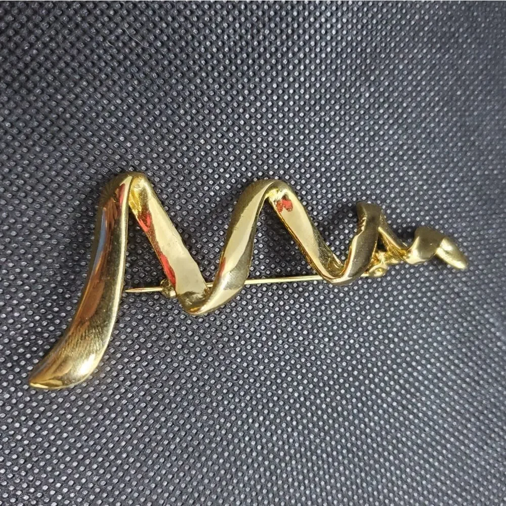 Vintage Gold Wavy Brooch